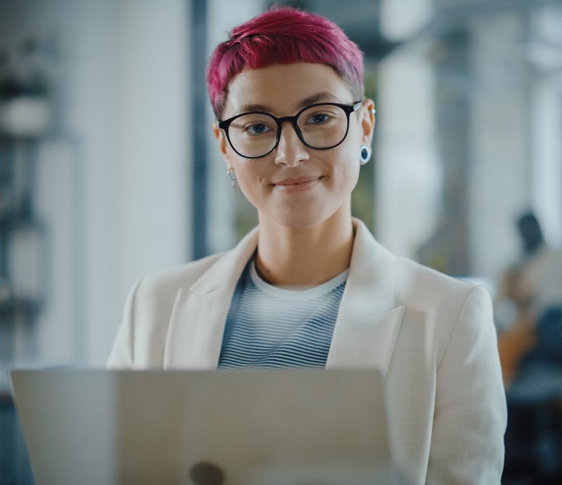 Young woman, of egg freezing age, holding laptop